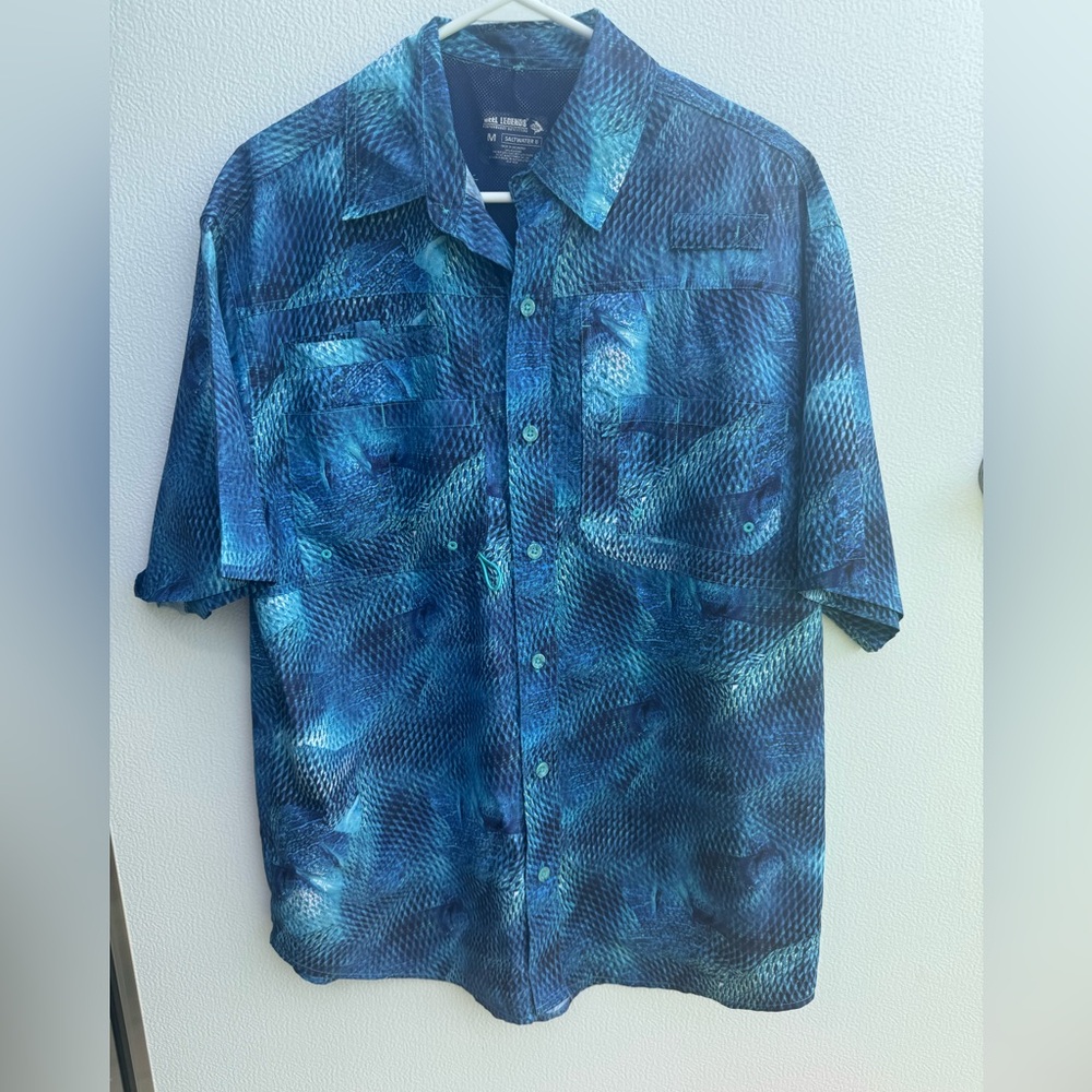 Men’s reel legends button down fishing shirt size medium